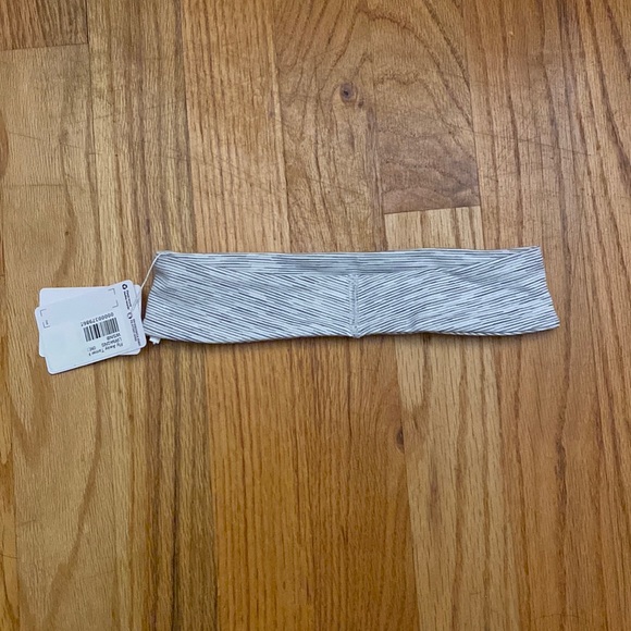 Lululemon NWT Fly Away Tamer Headband II *Luxtreme WSNB - Picture 2 of 5